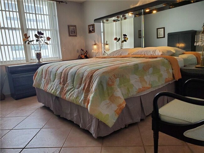 Building Photo - 3725 S Ocean Dr