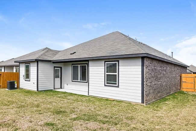 Building Photo - 428 Mustang Trot Dr