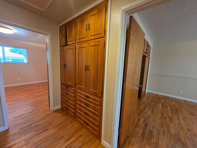 Building Photo - Single story home close to freeway access!