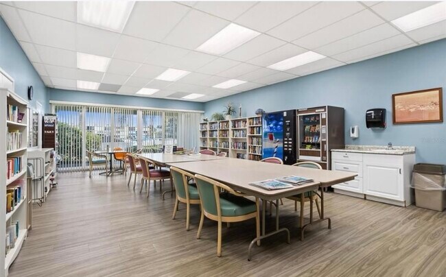 Building Photo - 7300 Sun Island Dr S