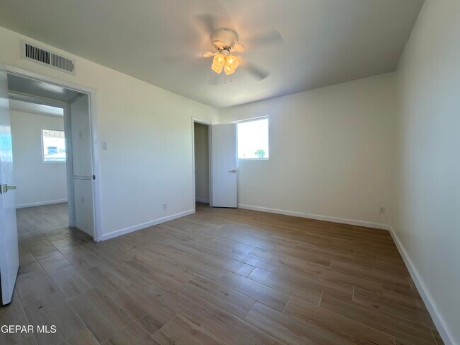 Building Photo - 7605 Parkland Dr