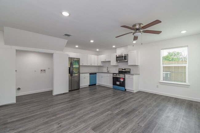 Building Photo - 7802 Crestview Dr