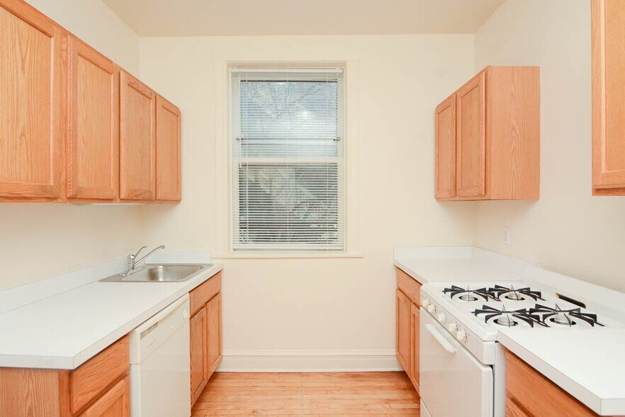 Building Photo - 2443 W Sunnyside Ave