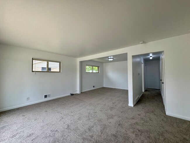 Building Photo - Spacious 4 bedroom home in Westminster! Av...