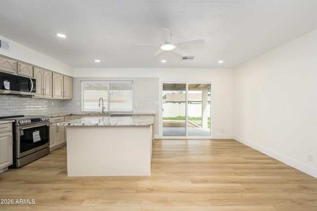 Building Photo - 1132 W Laguna Azul Ave