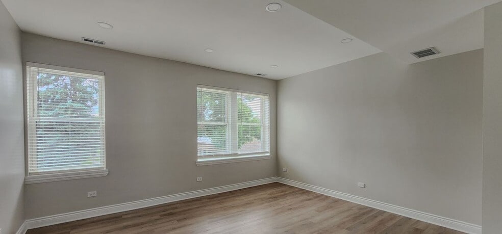 Building Photo - 2552 S Central Park Ave