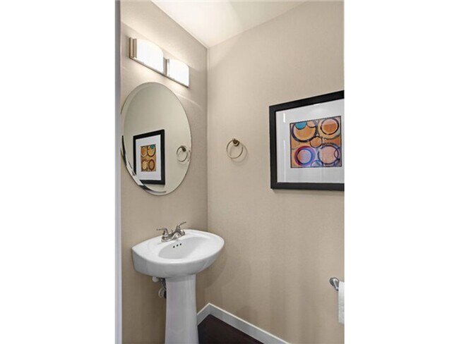 Building Photo - Bright & Spacious 2bed/2.5bath Townhome in Issaquah!