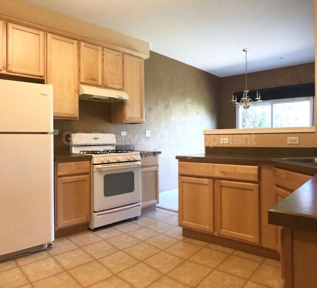 Building Photo - 922 Kings Canyon Dr