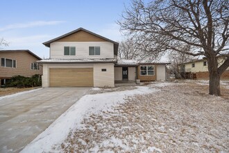 Building Photo - 2967 Lakeshore Dr