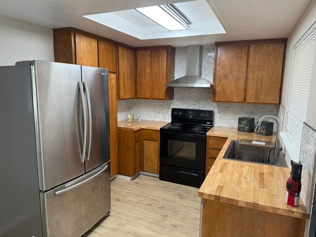 Building Photo - Updated 3 Bedroom 2.5 Bath 2 Story Condo F...