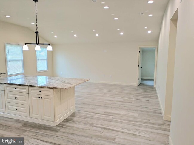 Building Photo - 57 Swan Ln