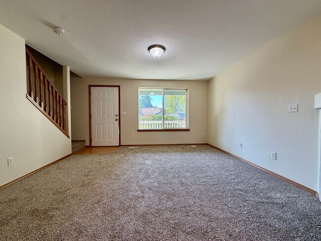 Building Photo - **$500 OFF THE FIRST MONTH'S RENT** Spacio...