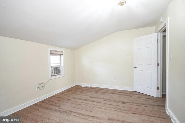 Building Photo - 19 E Millbrooke Ave