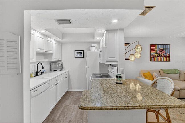 Building Photo - 650 Pinellas Point Dr S