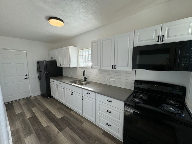 Building Photo - 4 BEDROOM HOME AVAILABLE NOW!!