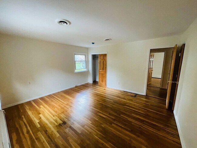 Building Photo - 146 Woolsey Ave