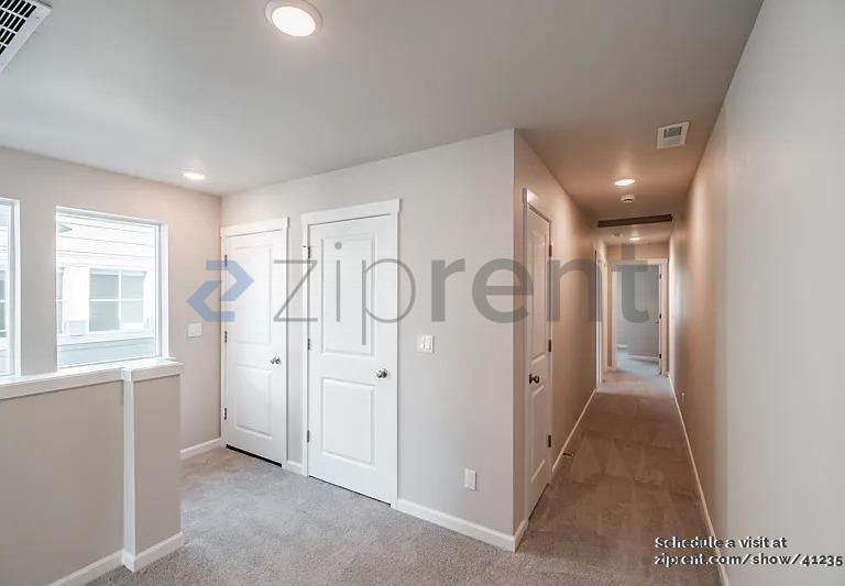Building Photo - 8457 SE Kinnaman St