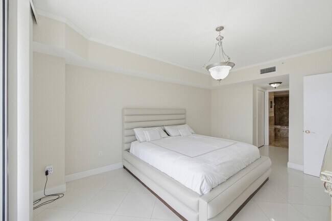 Building Photo - 9595 Collins Ave