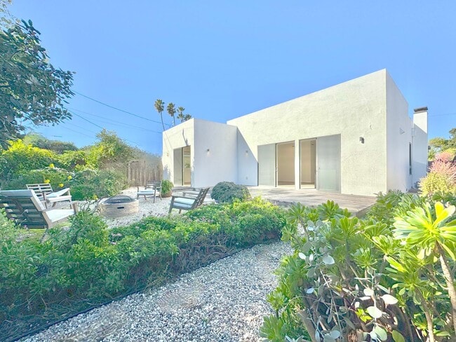 Building Photo - Beautiful Zen inspired modern 3 Bed + 3 Bath House + Garage + Private Yard