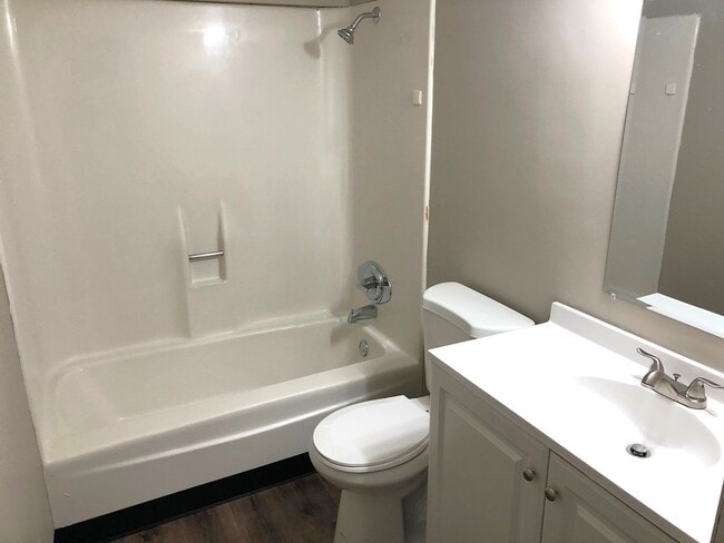 Building Photo - 672-674 Sheridan St