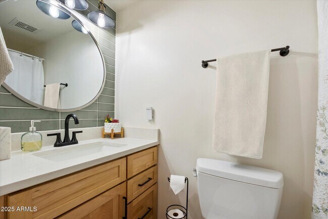 Building Photo - 1820 E Morten Ave