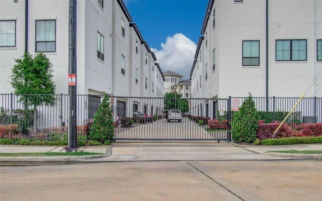 Building Photo - 2818 Grand Fountains Dr