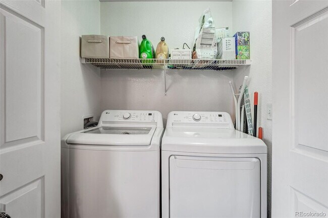 Building Photo - "Charming 2-Bed Townhouse Retreat with 2.5 Baths in Brighton!"