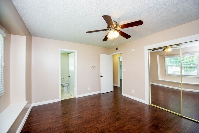 Building Photo - Single Family Stunner!