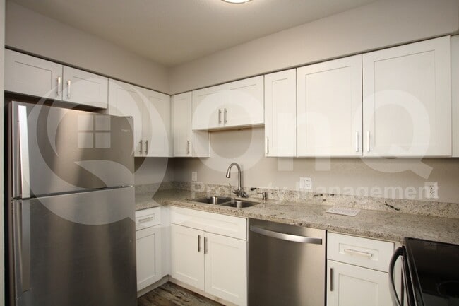 Building Photo - 2807 E Paradise Ln