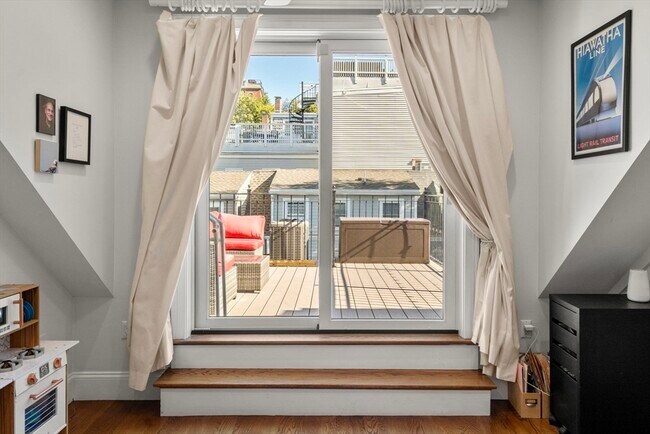 Building Photo - 2 Crystal Pl