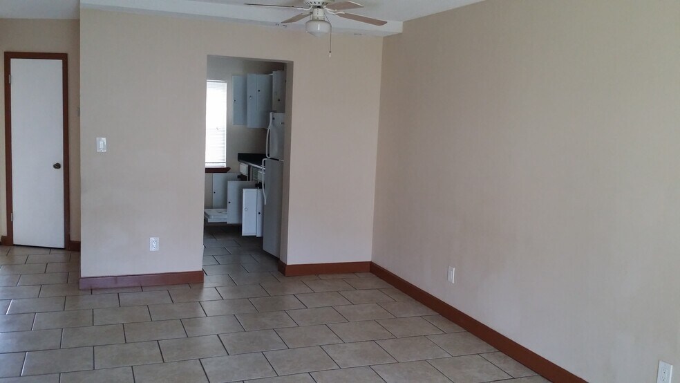 Building Photo - 2325 West Pensacola St 139