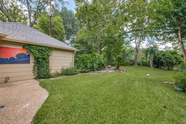 Building Photo - 211 Briarpark Dr