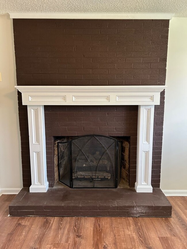 Building Photo - Weaverville - Clean and Tidy! Home Office,...