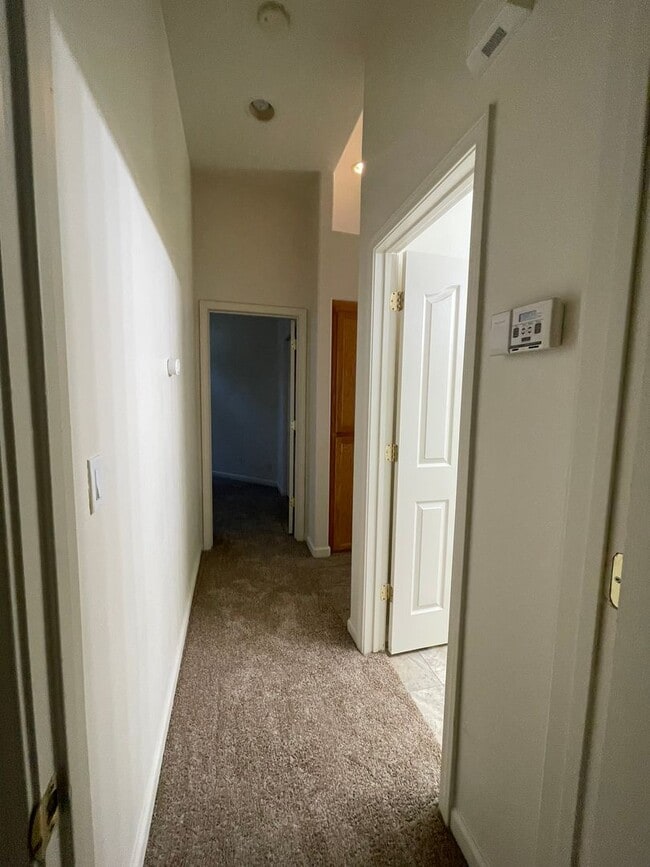 Building Photo - Spacious and Airy Rocklin Home! New Flooring!