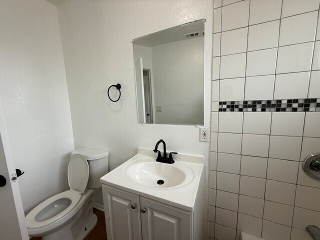 Building Photo - 9404 S Figueroa St