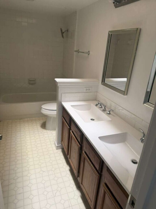 Building Photo - 9910 Royal Ln