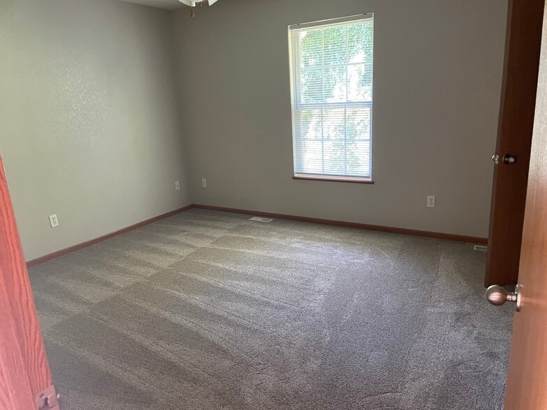 Upper level bedroom with walk in closet - 5309 Deer Valley Dr