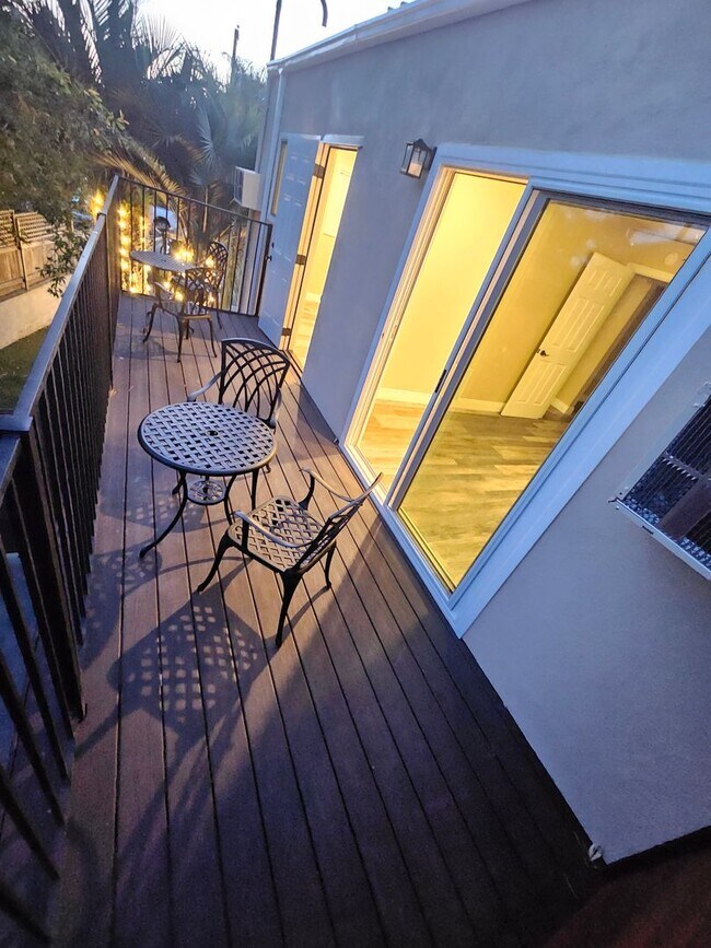Building Photo - Encinitas Renovated Two Bedroom Apartment