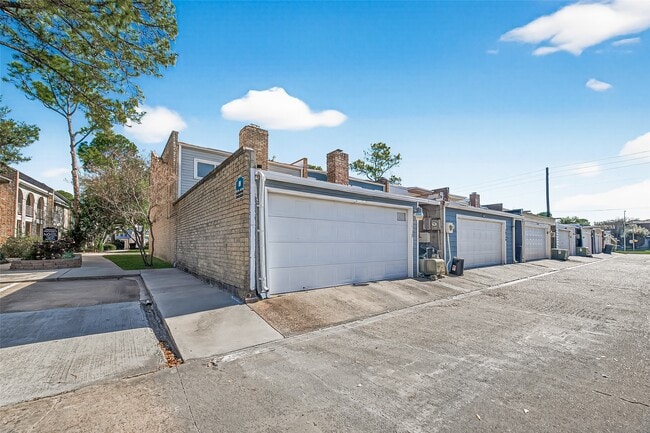 Building Photo - 10738 Briar Forest Dr