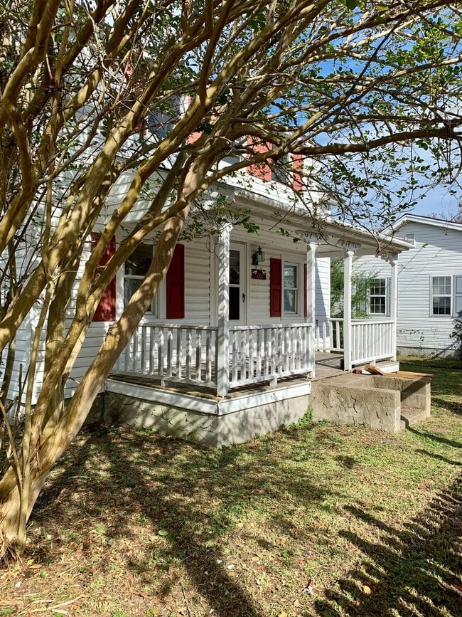 Building Photo - Charming 2 Bedroom with bonus room home in Historic Downtown Morehead City Walking District! Walk...