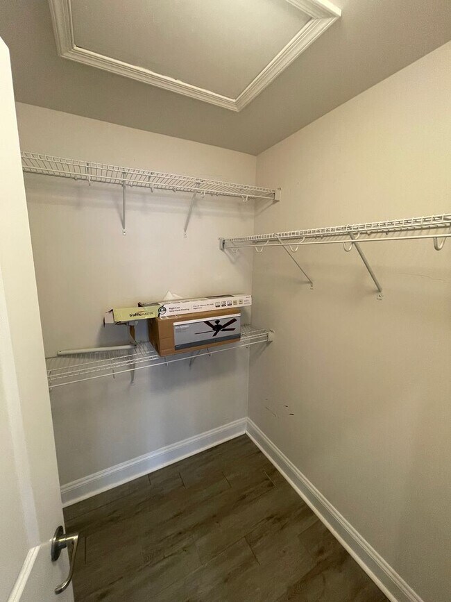 Building Photo - End of unit townhome in Trails at Beech Cr...