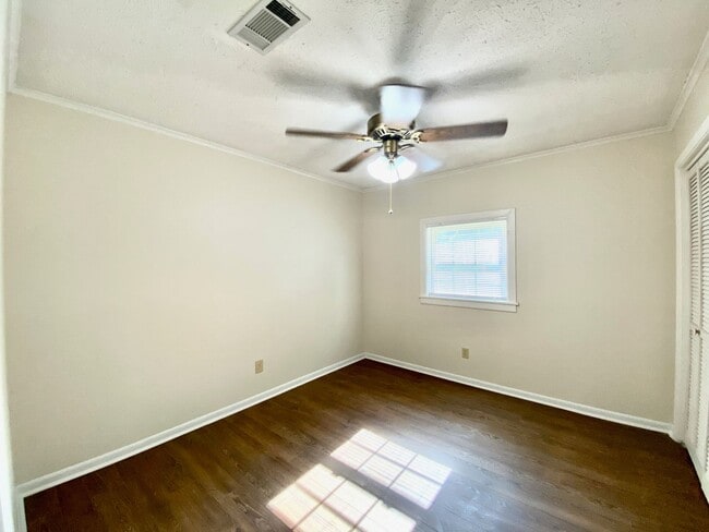 Building Photo - Immaculate 3 Bedroom 1.5 Bath