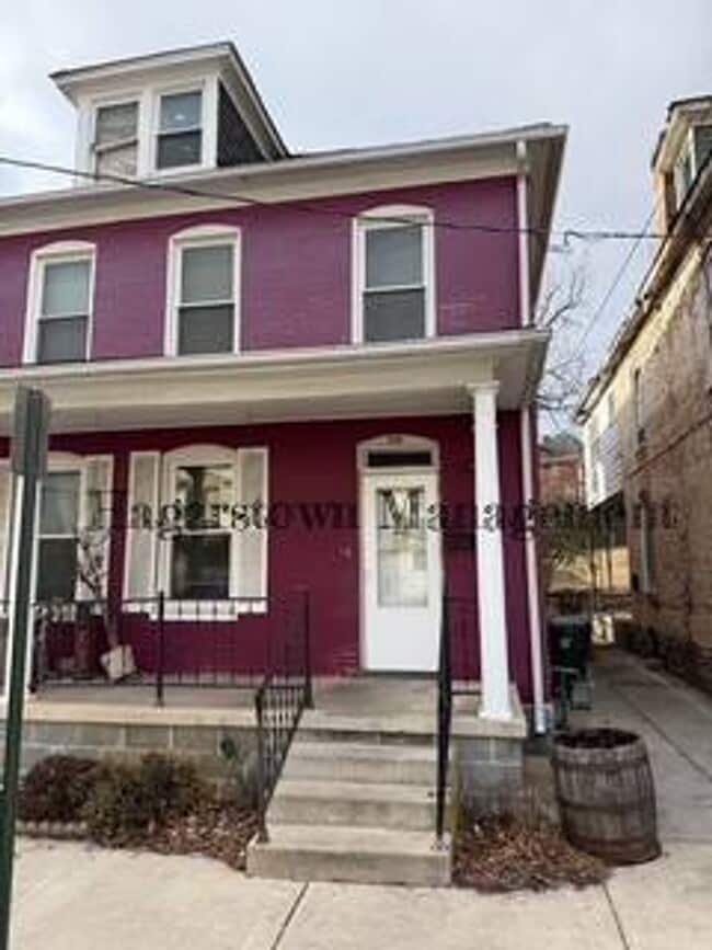 Building Photo - Duplex on Pennsylvania Ave