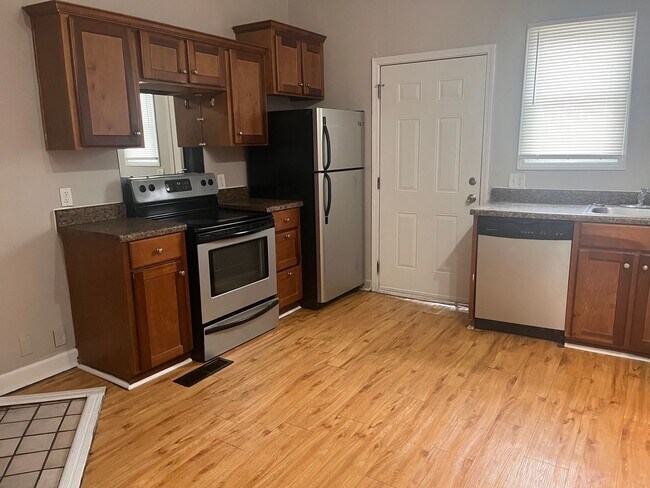 Building Photo - MOVE IN SPECIAL $250.00 OFF 1st Month's Rent- 2 bedroom, 1.5 bath apartment with W/D unit and sha...