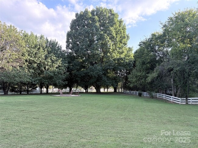 Building Photo - 7901 Saddleview Ct