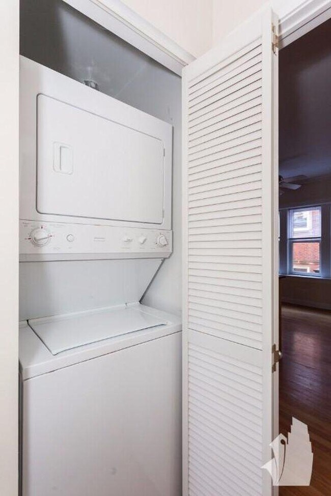 Building Photo - 2 bedroom in Chicago IL 60657