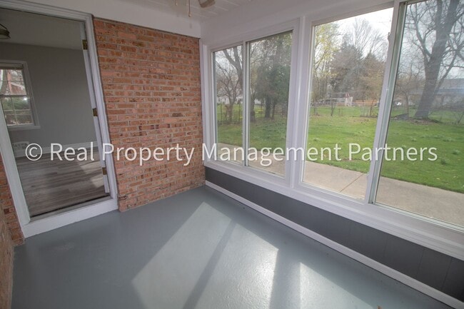 Building Photo - 1 Room for Rent in a 6-Bedroom Student Hom...