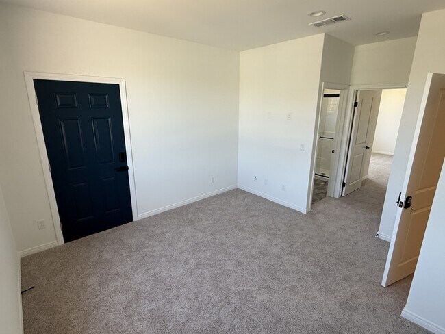 Building Photo - 4470 Hickory Ct