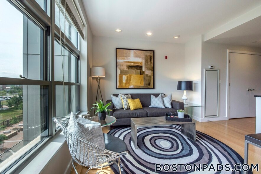 Building Photo - 601 Albany St