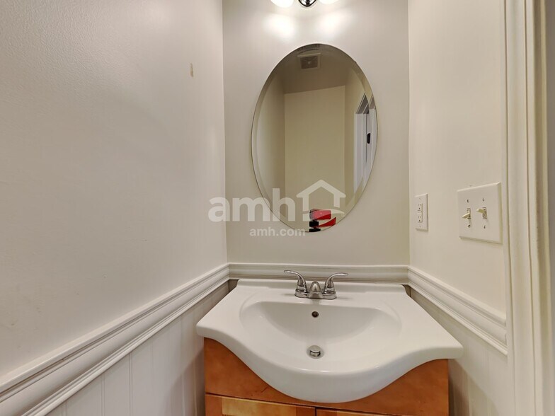 Building Photo - 1315 Emory Ln NW